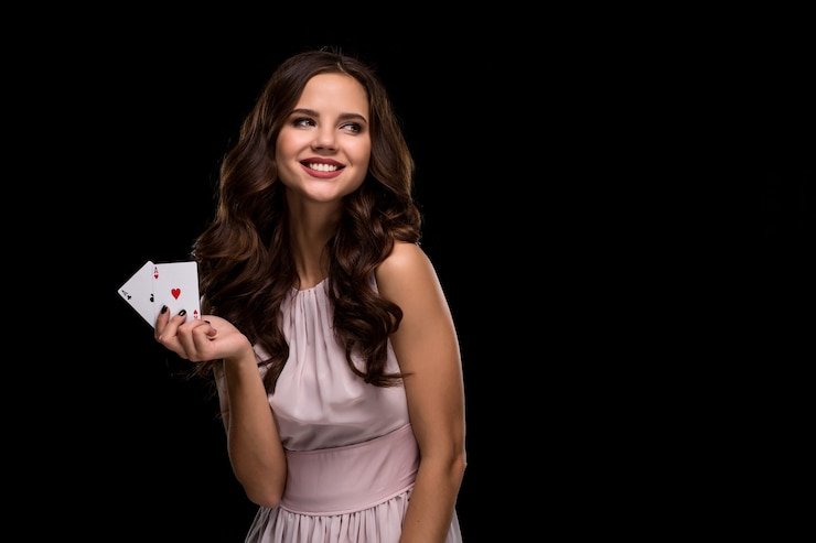 Dealer mengumumkan hasil dan membayar taruhan pemenang di meja roulette